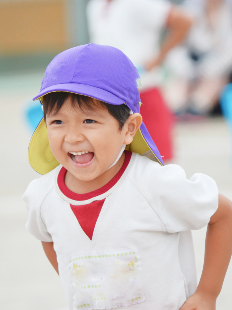 園帽を被って走ってくる男の子